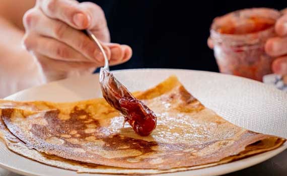 Assiette de crêpe, cuillère de confiture