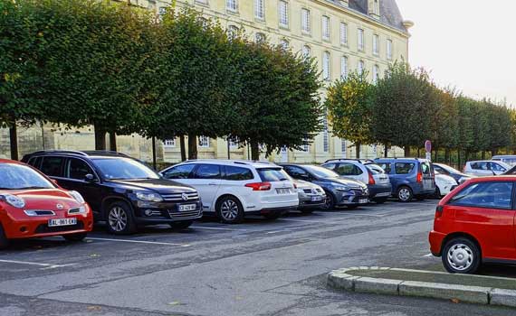 Voitures sur des places de parking